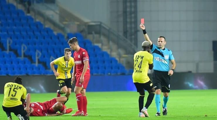 אוראל גרינפלד מוציא את האדום לאביב אברהם (חגי מיכאלי) אוראל גרינפלד מוציא את האדום לאביב אברהם