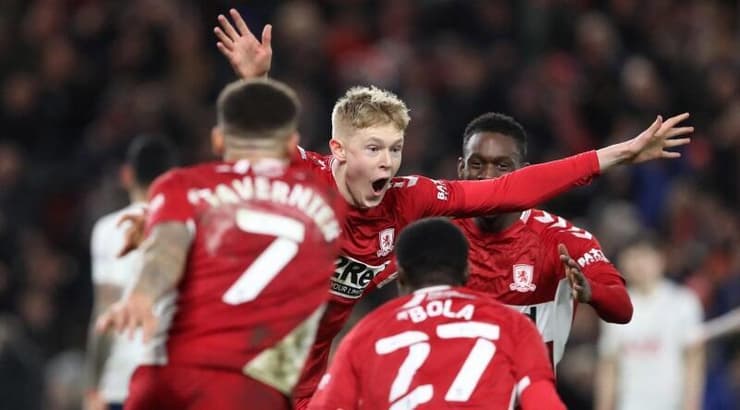 שחקני מידלסברו חוגגים