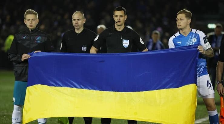 זינצ'נקו עם דגל אוקראינה לפני המשחק