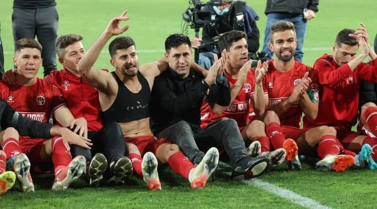 שחקני ב"ש חוגגים עם ברדה בסיום (מרטין גוטדאמק) שחקני ב"ש חוגגים עם ברדה בסיום