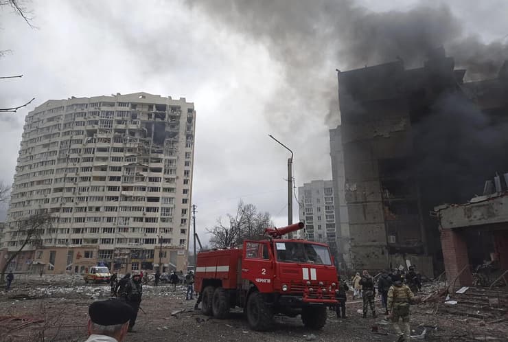 צ'רנייב אוקראינה הרס הריסות אשן שריפה הפצצות הפגזות מכבי אש כבאים משבר מלחמה רוסיה אוקראינה 