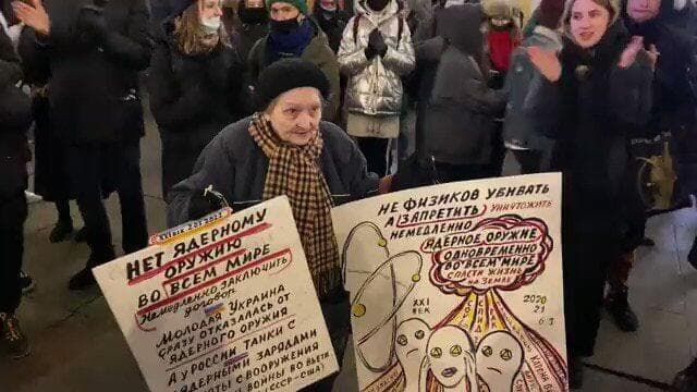 ילנה אוסיפובה קשישה רוסייה מ רוסיה שנעצרה ב סנט פטרסבורג במהלך הפגנה נגד ה מלחמה נגד אוקראינה