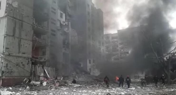 צ'רנייב אש עשן שריפות מכבי אש הרס נזק נזקים הריסות כוחות הצלה לוחמי אש בעקבות הפגזה הפצצה משבר מלחמה רוסיה אוקראינה 