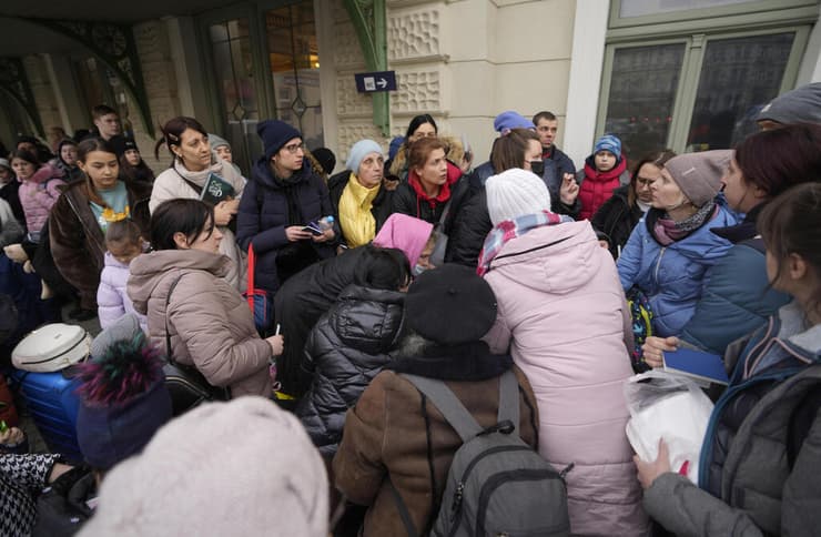''עד שהעם הרוסי יבין את המציאות, הדברים ייהפכו מכוערים יותר ויותר''. פליטים אוקראינים בגבול פולין (צילום: AP) פליטים אוראינים בגבול פולין נרשמים כדי להמשיך באוטובוס לגרמניה