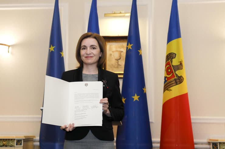 נשיאת מולדובה מאיה סנדו חתמה על בקשת הצטרפות של ארצה ל האיחוד האירופי