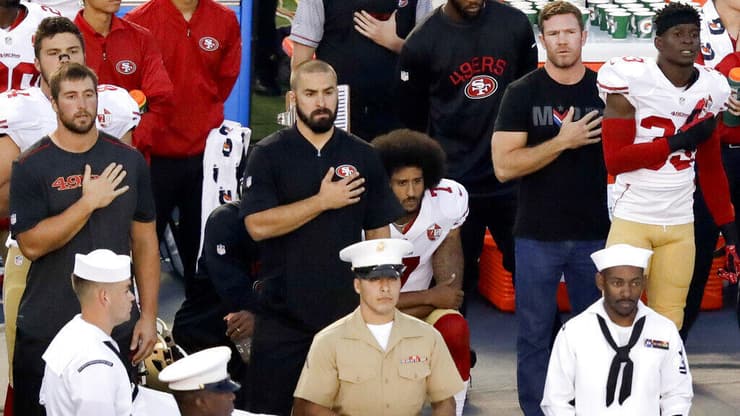 כריעת הברך שהסעירה את כל ארה"ב (צילום: AP) קולין קפרניק