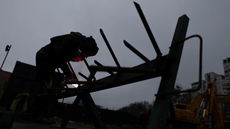 בונים מחסומים נגד טנקים בקייב