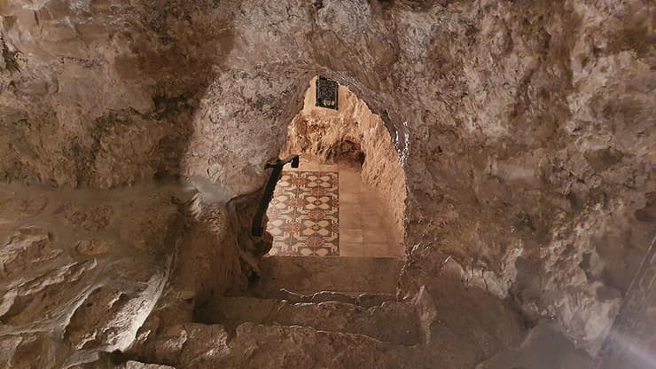 המערה במנזר הקרנטל - כאן ניסה השטן את ישו