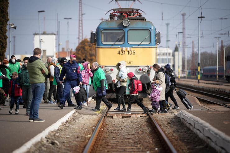 פליטים מא אוקראינה מגיעים ב רכבת ל גבול הונגריה