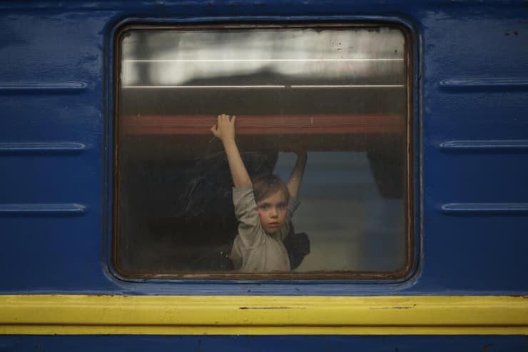 ילד פליט ברכבת שעומדת לצאת מלבוב, אוקראינה (צילום: GettyImages ) ילדים אוקראינים עולים על הרכבת מלבוב לפולין