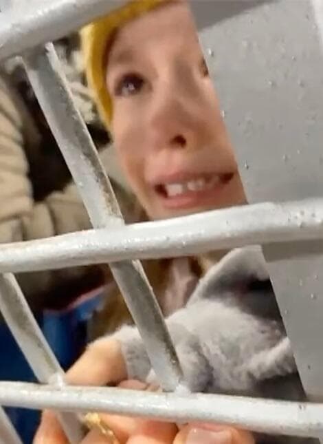 ילדים שנעצרו מעצר מפגינים ב מוסקבה רוסיה במהלך הפגנה נגד ה מלחמה נגד אוקראינה