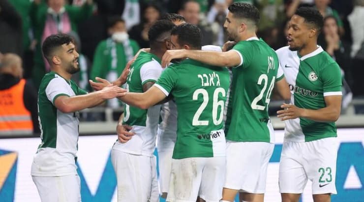 שחקני מכבי חיפה חוגגים עם דין דוד