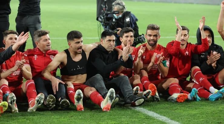 שחקני ב"ש חוגגים עם ברדה בסיום (מרטין גוטדאמק) שחקני ב"ש חוגגים עם ברדה בסיום