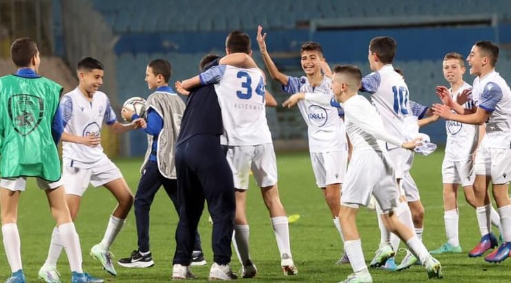 שחקני מכבי פ"ת חוגגים