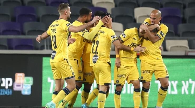 שחקני מכבי תל אביב חוגגים