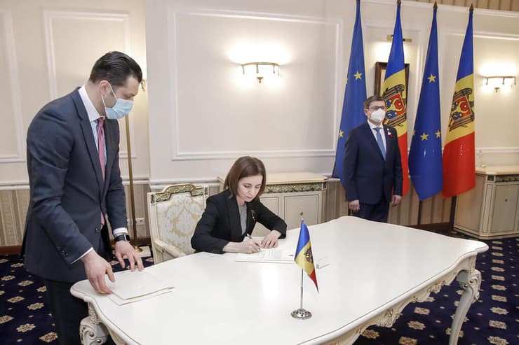 נשיאת מולדובה מאיה סנדו חתמה על בקשת הצטרפות של ארצה ל האיחוד האירופי