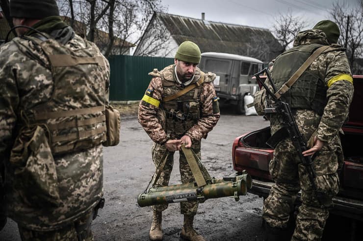 חייל חיילים ב צבא אוקראינה מחזיקים ב משגר טיל טילים נגד טנקים נ"ט צפונית ל קייב מלחמה עם רוסיה