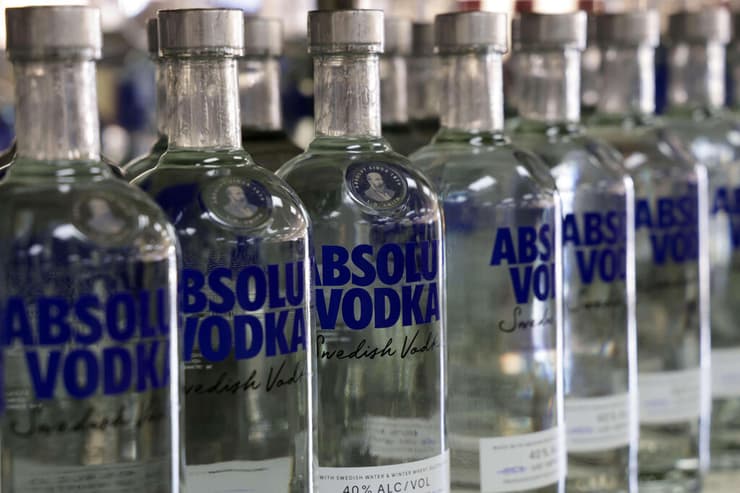 ארה"ב חנות אלכוהול וירג'יניה מורידים בקבוקי וודקה מ רוסיה