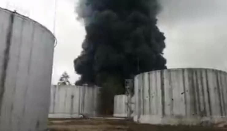 מאגר נפט שהופץ על ידי רוסיה ב צפון אוקראינה ליד צ'רנייב