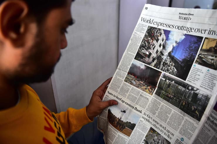 הודו אללהאבד קוראים בעיתון על הפלישה של רוסיה ל אוקראינה כתבת זעם במזרח התיכון