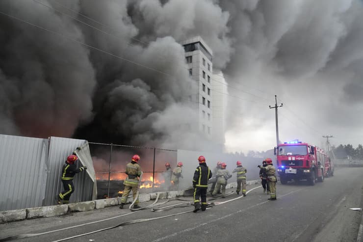 קייב שריפה בבניין בעקבות הפצצה הפגזה אש עשן נזקים משבר מלחמה רוסיה אוקראינה 