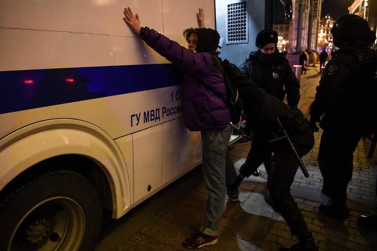 צילום: AFP מוסקבה רוסיה קרמלין שוטרים עוצרים מפגינים נגד ה פלישה ל אוקראינה משבר מלחמה רוסיה אוקראינה