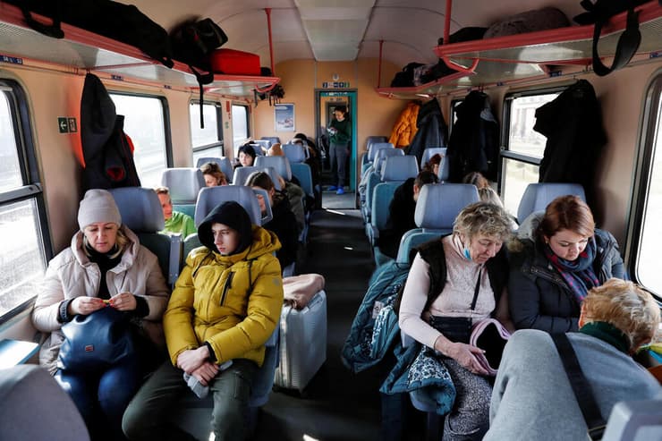 פליטים מאוקראינה ברכבת לבודפסט