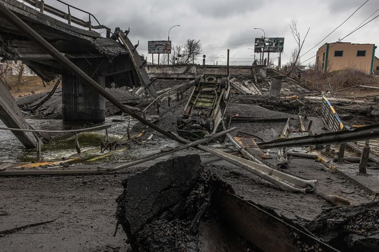 חיילים אוקראינים ליד גשר שהתמוטט מהפצצות של הכוחות הרוסים באירפין, אוקראינה