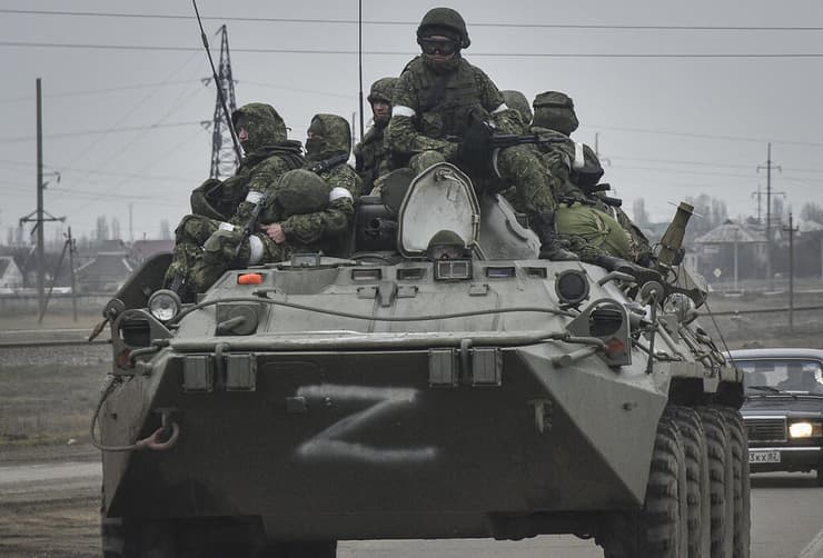 חיילים רוסים על רכב אמפיבי בדרך מקרים לאוקראינה ב-25 בפברואר רוסיה