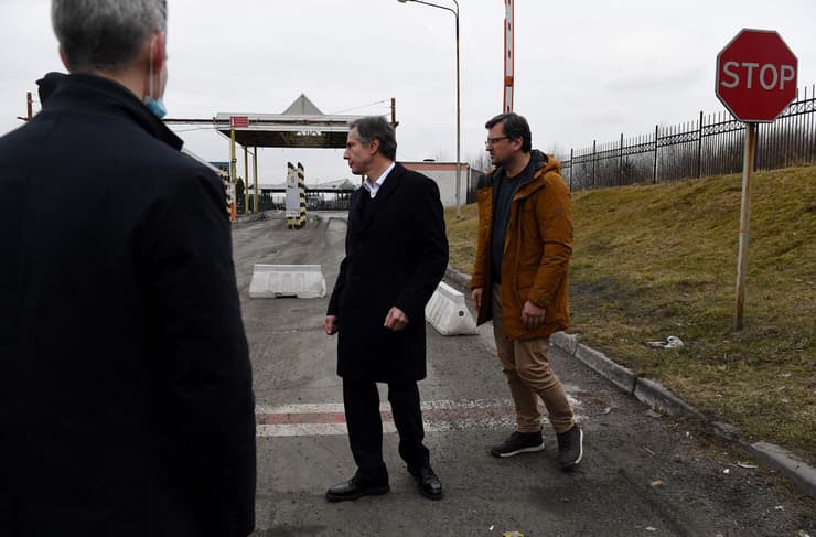 מזכיר המדינה אנתוני בלינקן עם שר החוץ האוקראיני דמיטרו קולבה פגישה בגבול אוקראינה פולין