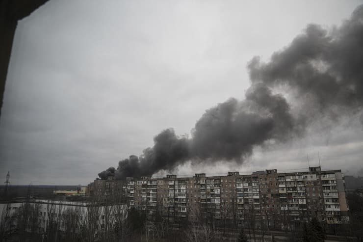 עשן לאחר הפצצה של רוסיה במריופול אוקראינה