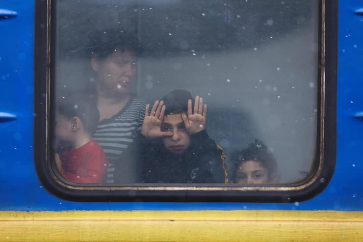 ילדים בלבוב מביטים מחלון רכבת שיוצאת לפולין