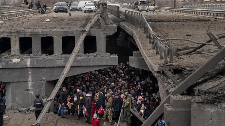 אוקראינה תושבים מתחת ל גשר הרוס מנסים לחצות את נהר אירפין פרברי קייב
