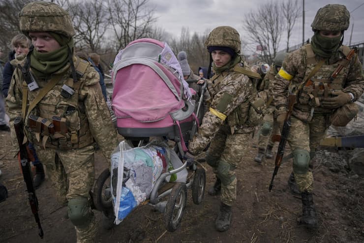 חייל חיילים של צבא אוקראינה מסייעים ל משפחה משפחות של פליטים פליט לחצות את נהר אירפין גשר נהרס סמוך ל קייב מלחמה עם רוסיה עגלת תינוק