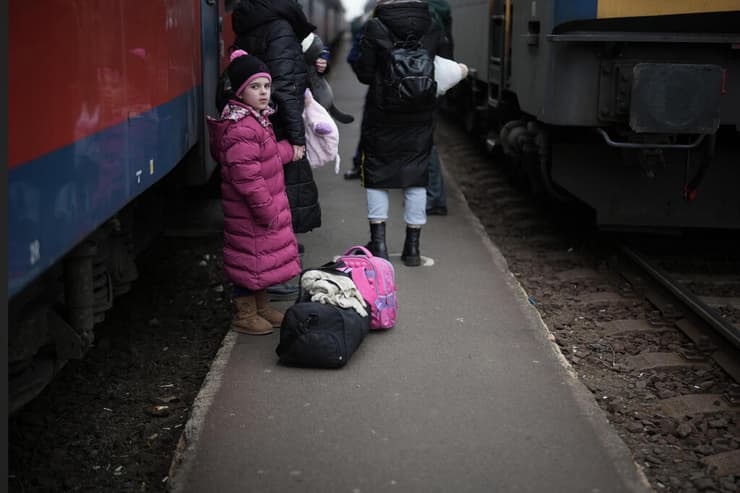 פליטים מאוקראינה מגיעים ברכבת להונגריה