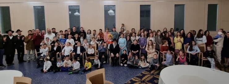 ילדי בית היתומים וצוות אנשי חב״ד מהקהילה בז׳יטומיר, במלון בעיר קולז׳ נאפוקה ברומניה