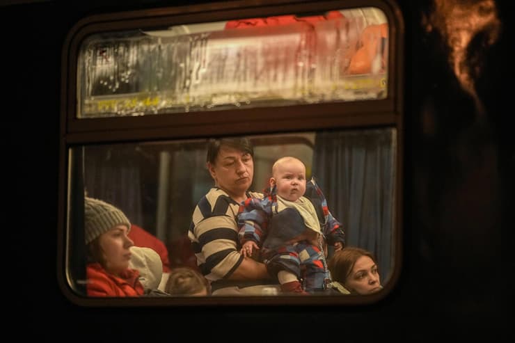 פליטים מ אוקראינה ב תחנת רכבת ב הונגריה