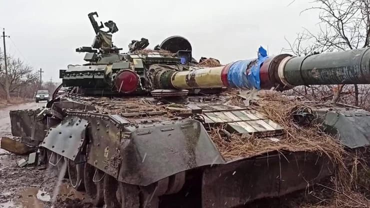 טנק אוקראיני שרוף ליד מריופול