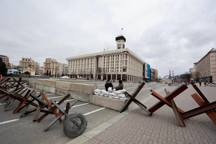 אוקראינים אזרחים מחסום בטון בכיכר העצמאות קייב אוקראינה משבר מלחמה באירופה