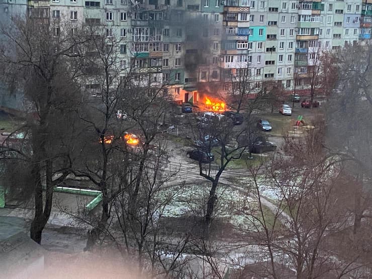 מריופול אש אזור מגורים אחרי תקיפה אוקראינה