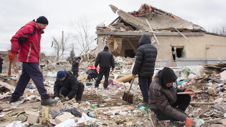 אנשים תושבים עוזרים ב פינוי הריסות הרס בית נהרס הפגזה ב מרקהליבקה MARKHALIVKA אוקראינה מלחמה באירופה משבר