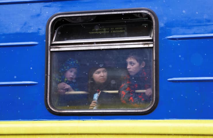 ילדים בלבוב מביטים מחלון רכבת שיוצאת לפולין