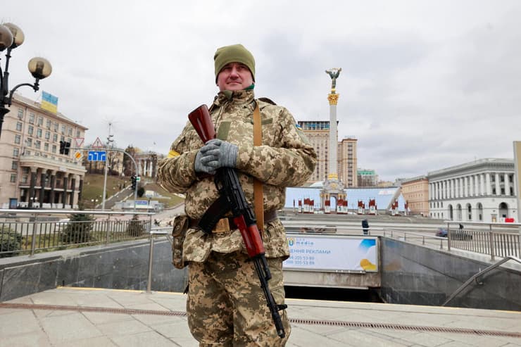 חייל אוקראיני צבא  בכיכר העצמאות קייב אוקראינה מלחמה באירופיה משבר