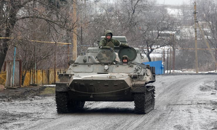 צבא חיילים חייל פרו רוסים טנק רכב משוריין באזור דונייצק אוקראינה משבר מלחמה באירופה אירופה רוסיה