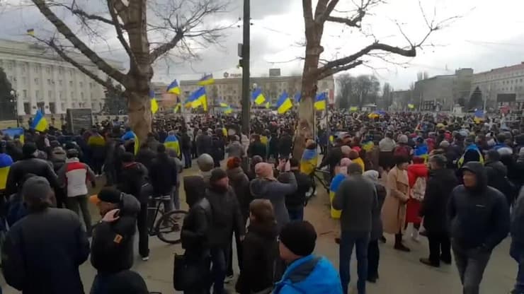 ההפגנה היום בחרסון הכבושה. האוקראינים יצאו למרות הנוכחות הרוסית בעיר   