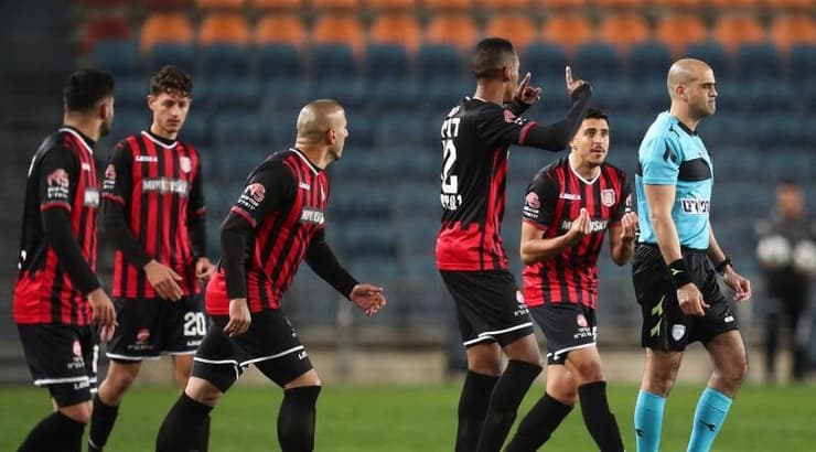 שחקני הפועל ירושלים בטענות כלפי דניאל בר נתן (רדאד ג'בארה) שחקני הפועל ירושלים בטענות כלפי דניאל בר נתן