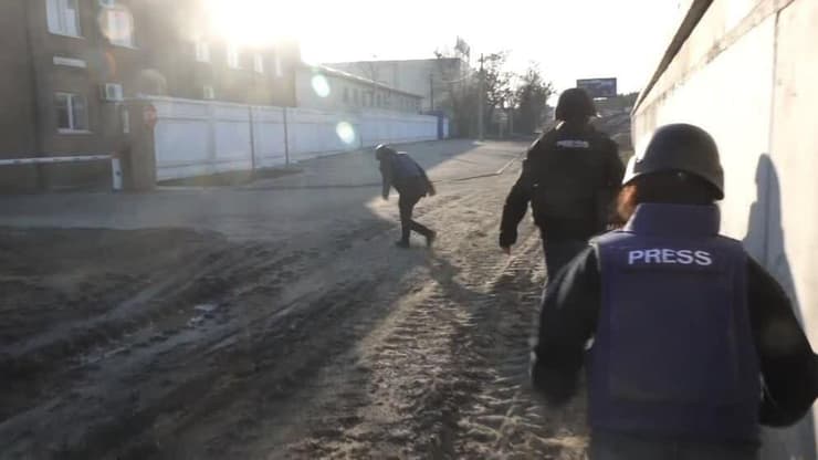 תיעוד מ ירי לכאורה של חוליית פעילי חבלה של רוסיה לעבר צוות של סקיי ניוז באזור העיר בוטצ'ה ליד קייב אוקראינה