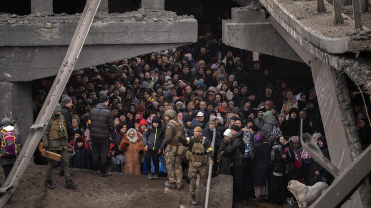 אוקראינה תושבים מתחת ל גשר הרוס מנסים לחצות את נהר אירפין פרברי קייב