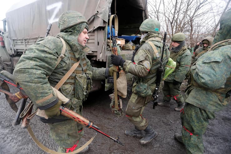 צבא חיילים פרו רוסים ליד משאית מסומנת ב Z באזור דונייצק אוקראינה נשק נשקים משבר מלחמה באירופה