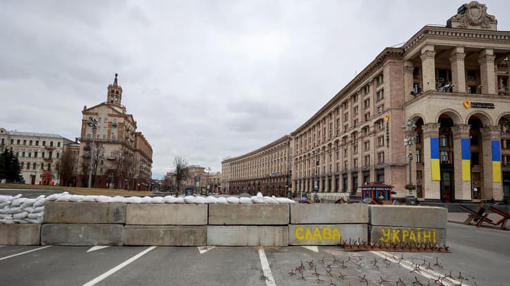 מחסום בטון בכיכר העצמאות קייב אוקראינה משבר מלחמה באירופה